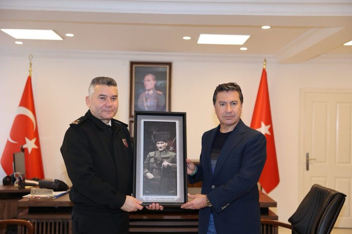 Aras'dan Bilboard Açıklaması “Çocukluğumdan beri Atatürk’ün askeriyim” 3 540633833 18522991693058638 2367517595392786695 n e1756460764351