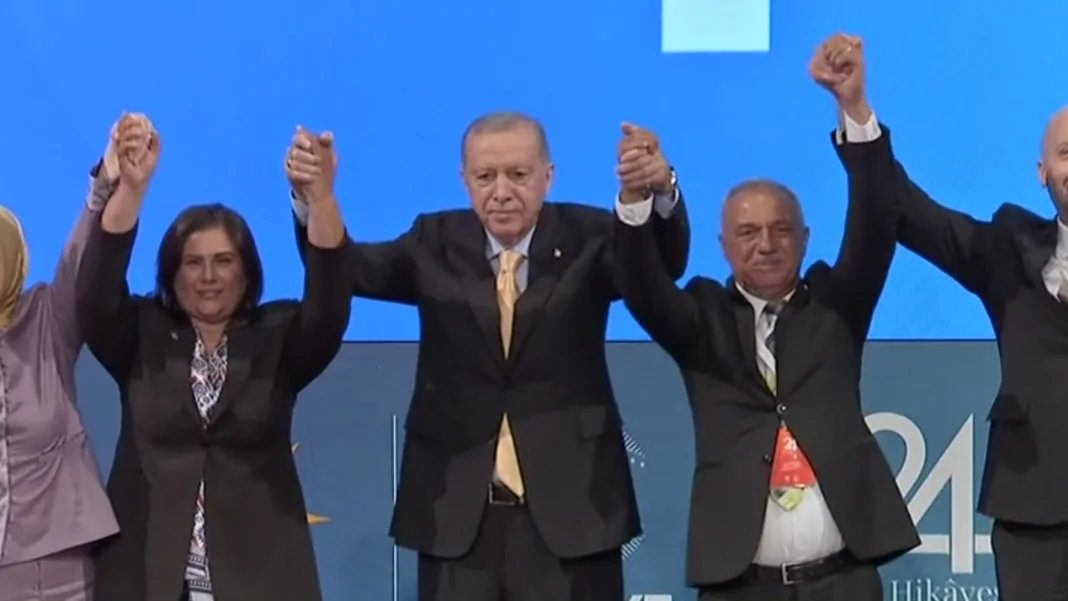 AK Parti'ye katılan Özlem Çerçioğlu’dan ilk açıklama 14 689ddf6239137 ozlem cerciogluna rozetini cumhurbaskani erdogan takti