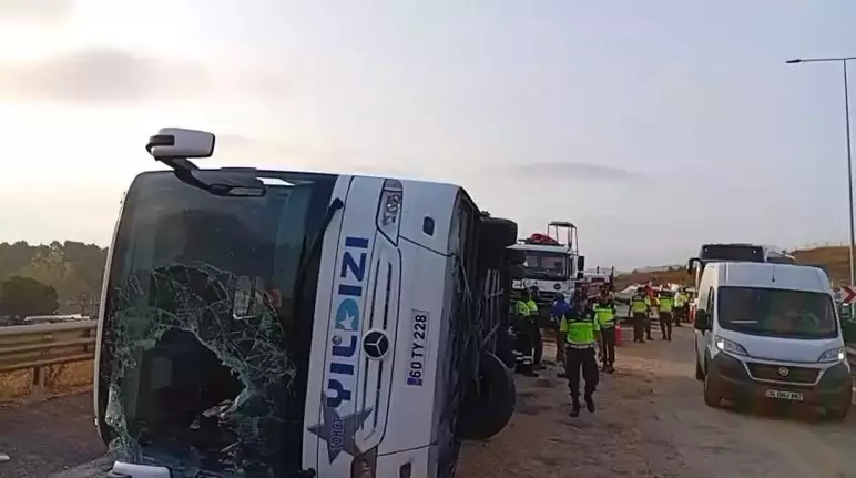 Yolcu otobüsü bariyerlere çarptı, 4 ölü, 26 kişi yaralandı 1 68a2aed21d4fc6b629e4bcf2