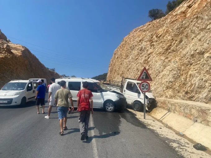 Freni patlayan kamyonet korkuttu 14 bodrum konacikta freni patlayan kamyonet kazaya neden oldu3 1756371724 e1756375526601