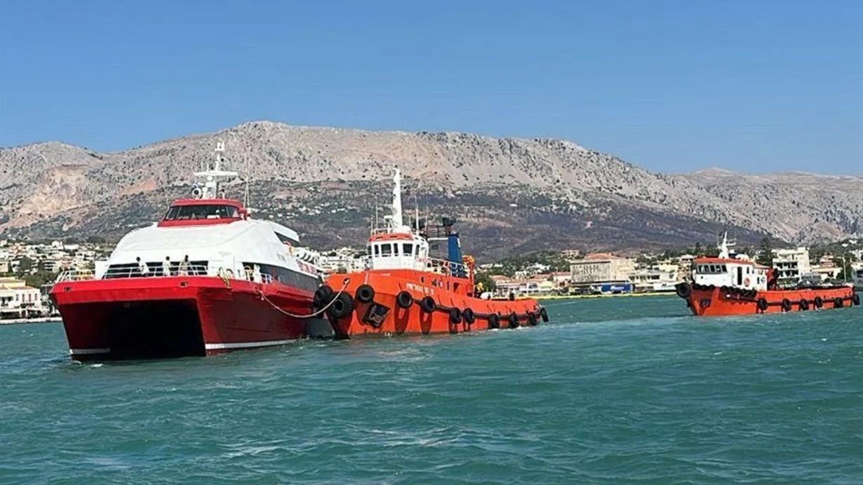 Yolcu gemisi limandaki Yunan gemilerine çarptı 3 cesmede bir gemi yunan gemilerine carpti twmf