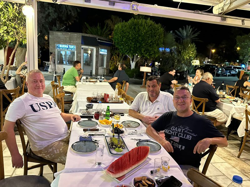 30 yıllık dostluğa sürpriz doğum günü 1 dda52443 2169 40f7 8129 107ad6854172
