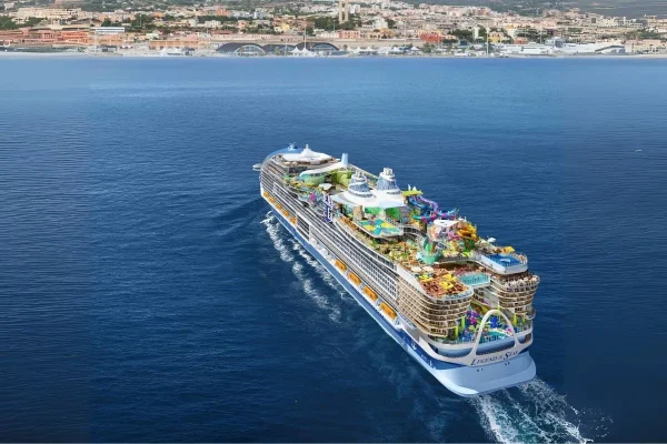 Dünyanın en büyük yolcu gemisi suya indi! 20 250 bin ton agirligindaki dunyanin en buyuk yolcu gemisi legend of the seas ilk kez suya indirildi e1757183278972