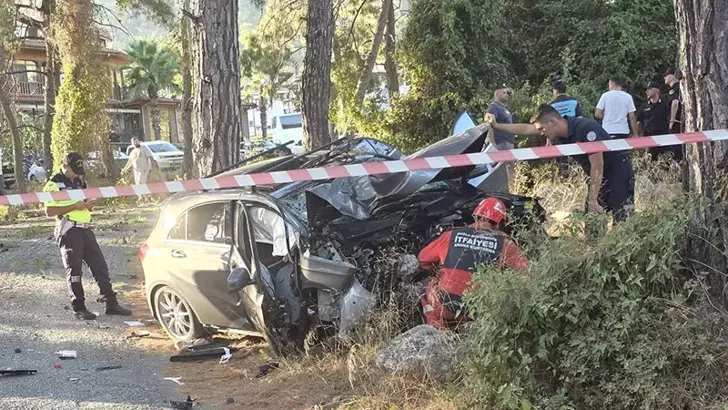 Otomobil, ağaca çaptı: 1 ölü, 1 yaralı 15 68b76d24a322c59cc78365fb