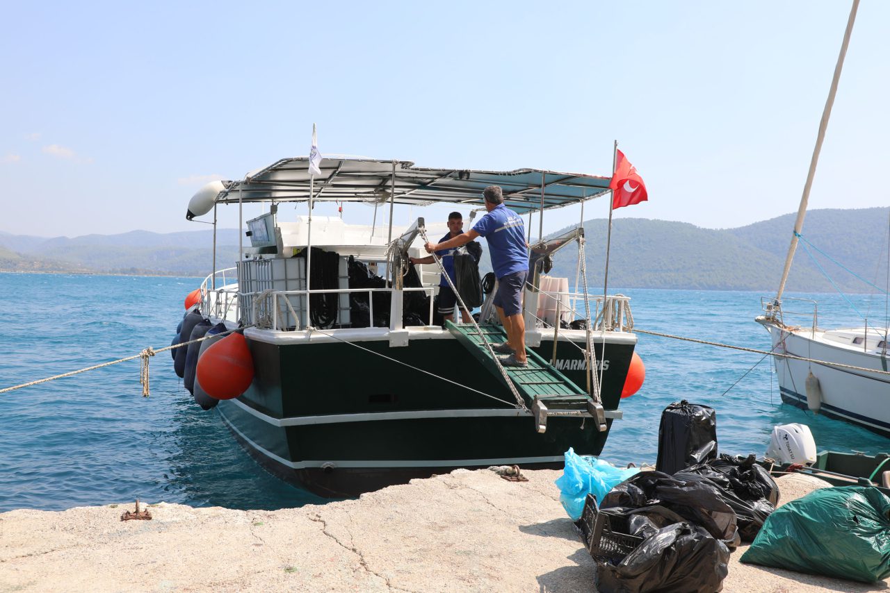 Büyükşehirden Araçsız Koylara Denizden Müdahale 6 Buyuksehirden Arac Yolu Olmayan Koylarda Temizlik 1 scaled