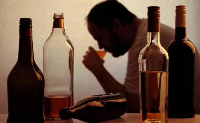 Yargıtay sürekli alkol kullanan kocayı boşanmada tam kusurlu saydı 15 alkolizm 082403031 scaled e1758462600478
