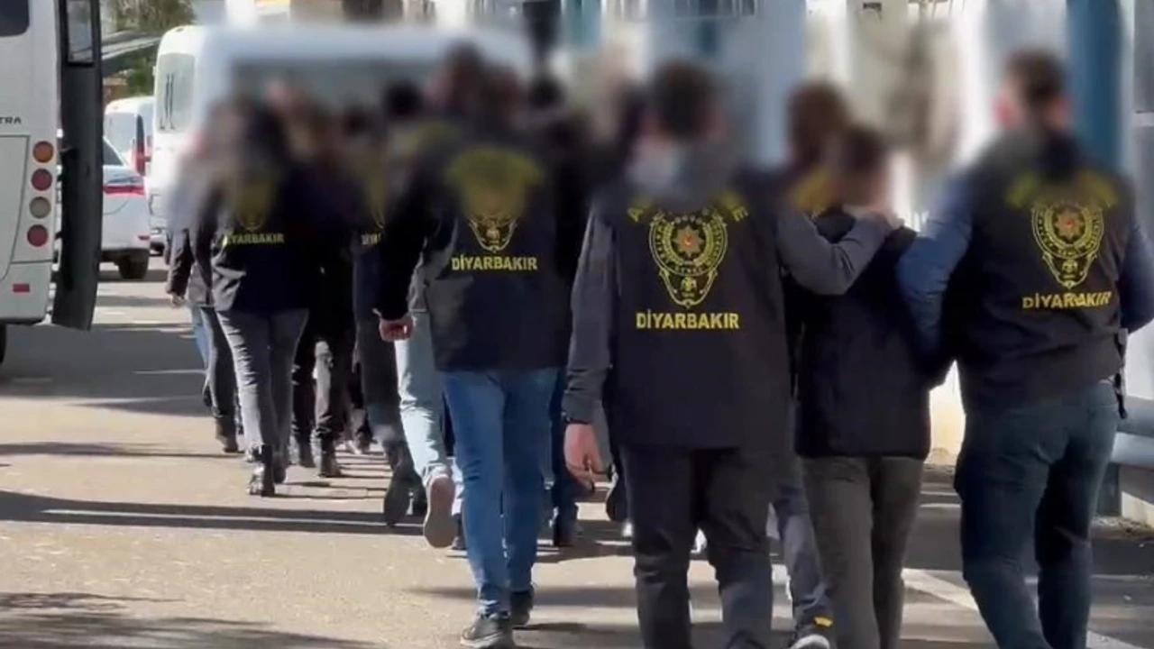 Ruhsatsız silah taşıyanlara yönelik 81 ilde operasyon 5 diyarbakirda kapkac operasyonu 1