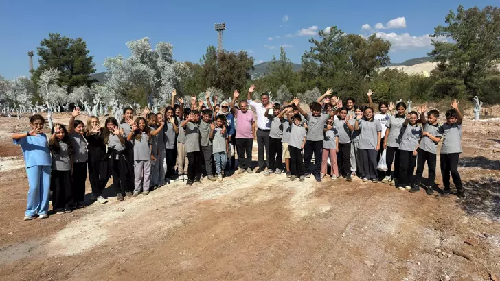 Muğla'da 300 zeytin fidanı gelecek için toprakla buluştu 15 68de3c6ef8679a2aeec36e4b