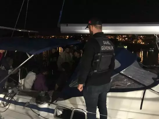 Yelkenli teknede 106 kaçak göçmen ile 1 kaçakçı yakalandı 6 68e93b0a157184c7f93f7daa