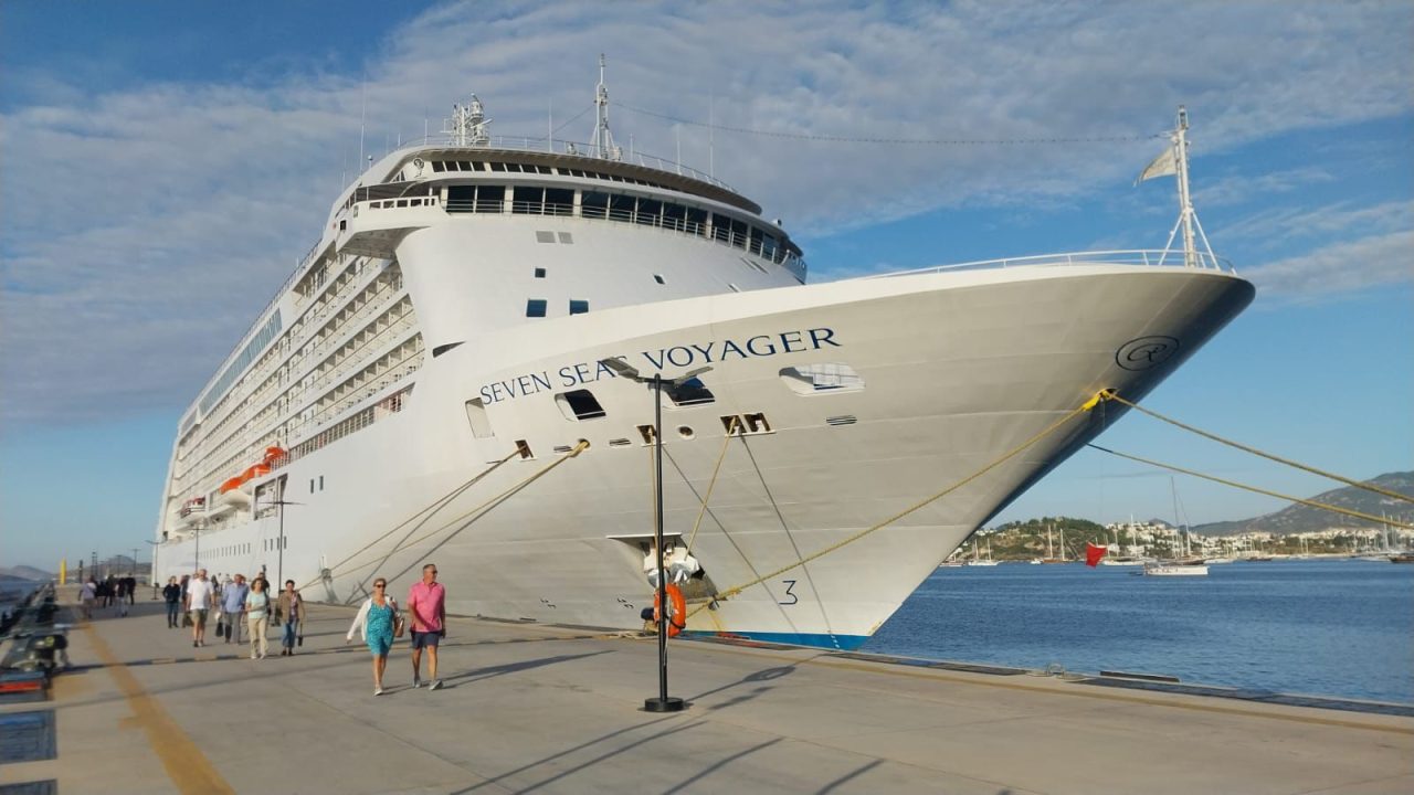 Seven Seas Voyager 674 yolcu ile geldi 6 IMG 20251014 WA0005 scaled