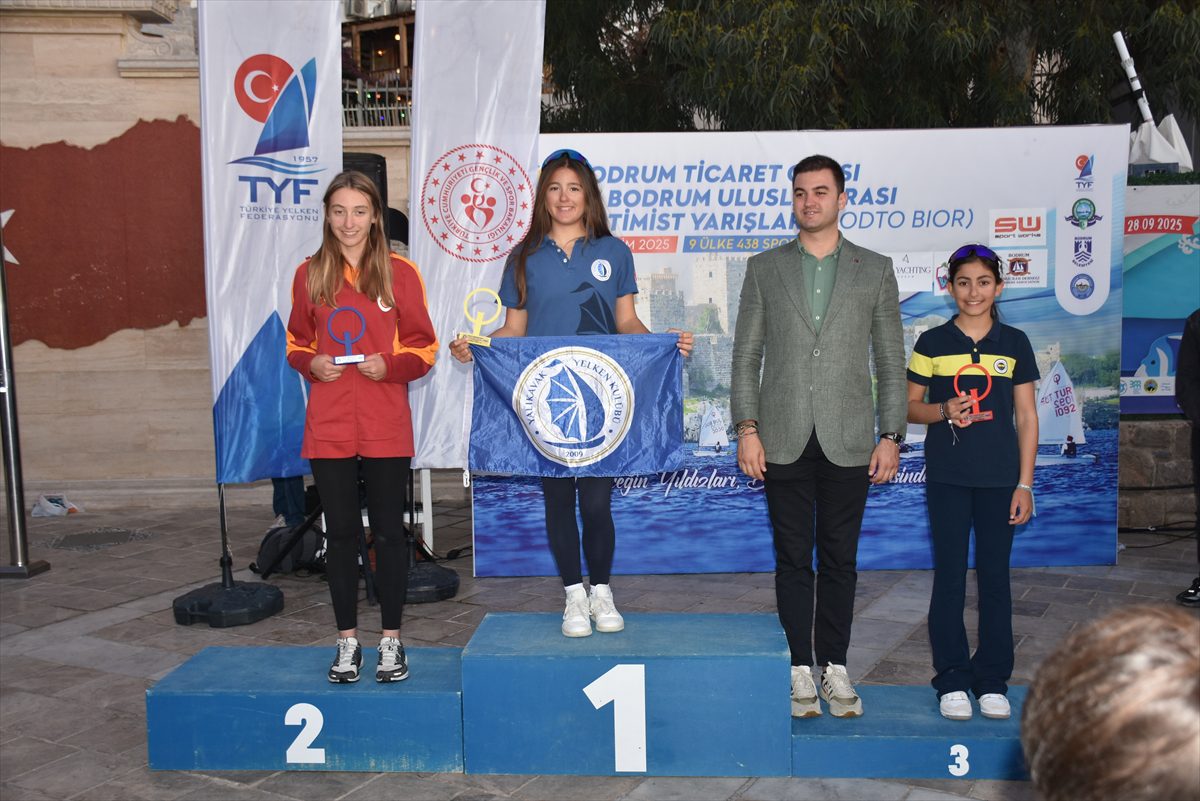Optimist Yarışları Ödül Töreni ile Sona Erdi ! 19 a a 20251012 39394614 39394612 b o d r u m t i c a r e t o d a s i 13 b o d r u m u l u s l a r a r a s i o p t i m i s t y a r i s l a r i s o n a e r d i