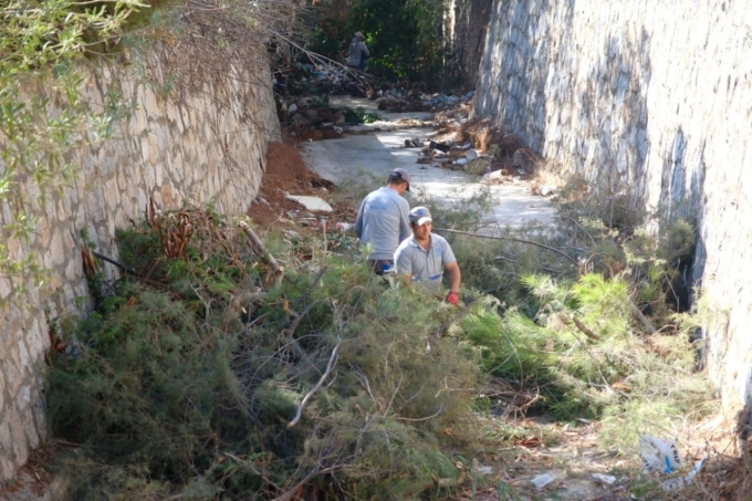 Belediye Ekiplerinden Derelerde Temizlik Çalışmaları 4 bodrum belediyesi belediye ekiplerinden derelerde temizlik calismalari 18 scaled e1759438760305
