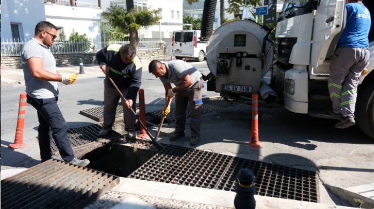 Bodrum’da Mazgal ve Yağmur Suyu Hattı Temizliği Sürüyor 14 images 14
