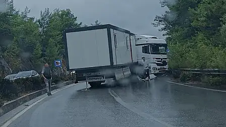 Tır Bariyerlere Çarptı 16 milas bodrum karayolunda yagis 1759834935 wGBcZu
