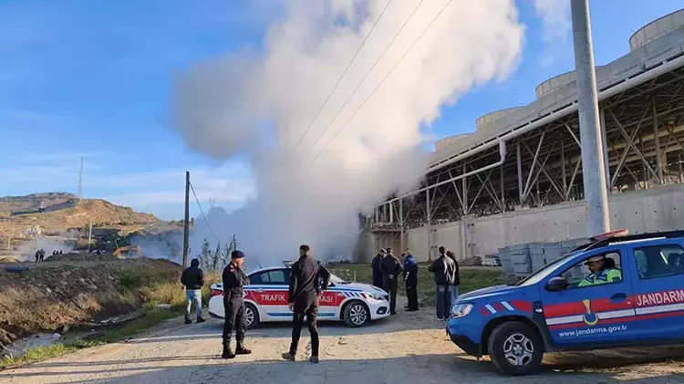 Aydın'da sıcak su boru hattı patladı; yol trafiğe kapandı 15 69256ec6a322c59cc785115b
