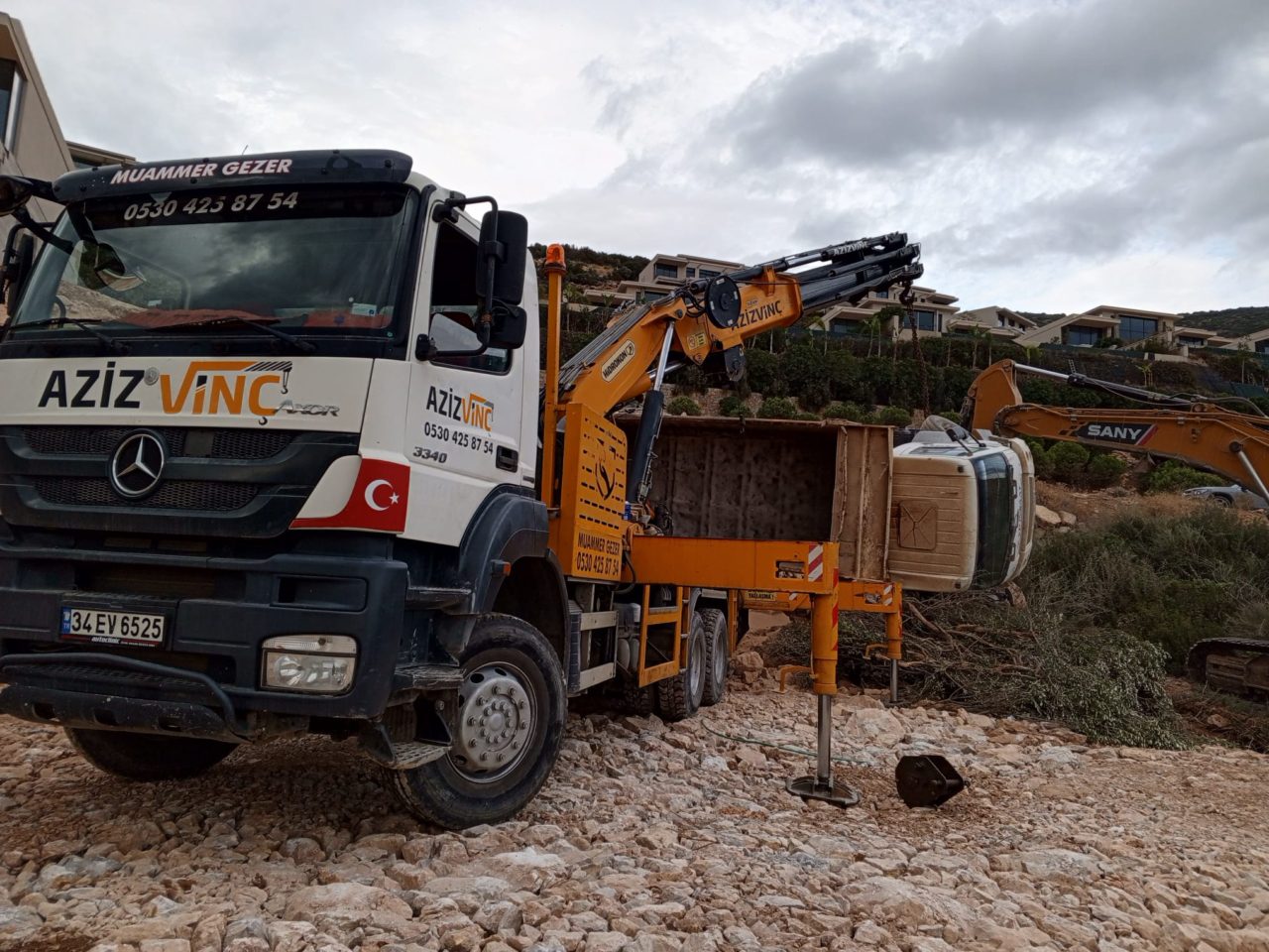Hafriyat yüklü kamyon devrildi kaza maddi hasar ile atlatıldı 2 IMG 20251126 WA0032 scaled