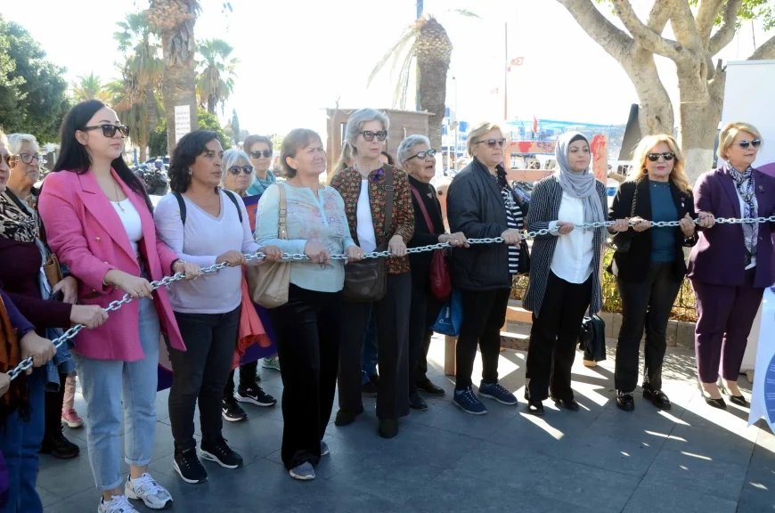Bodrumlu kadınlardan dev sandalyeli zincirli eylem 1