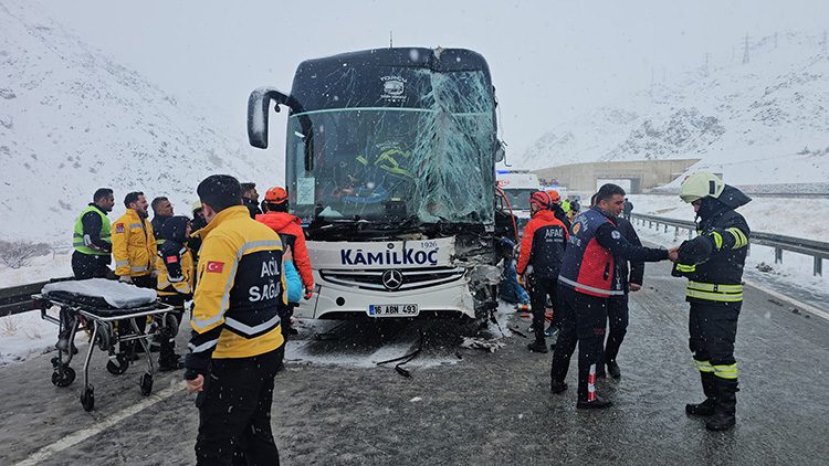 Marmaris'ten Van'a giden yolcu otobüsü tıra çarptı 3 kişi yaralandı 20 07 09 14 AA 40087905