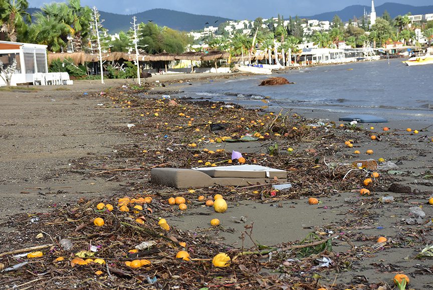 Bodrum'da yağmur suyuyla denize sürüklenen atıklar kıyıya vurdu 9 2025 9 20251206 2 71955053 119913170