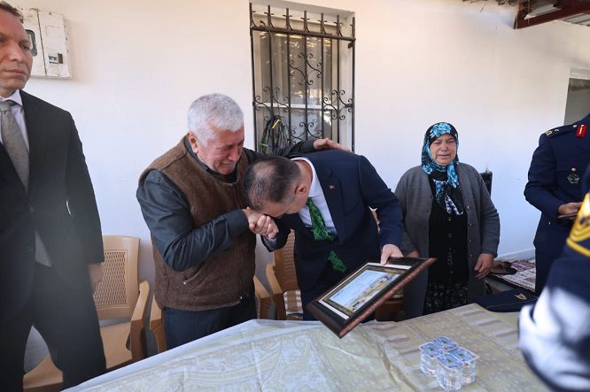 Şehitlik Beratı Baba Ocağında Gözyaşlarıyla Takdim Edildi 3 597957161 18397543300122467 5481012920913195178 n