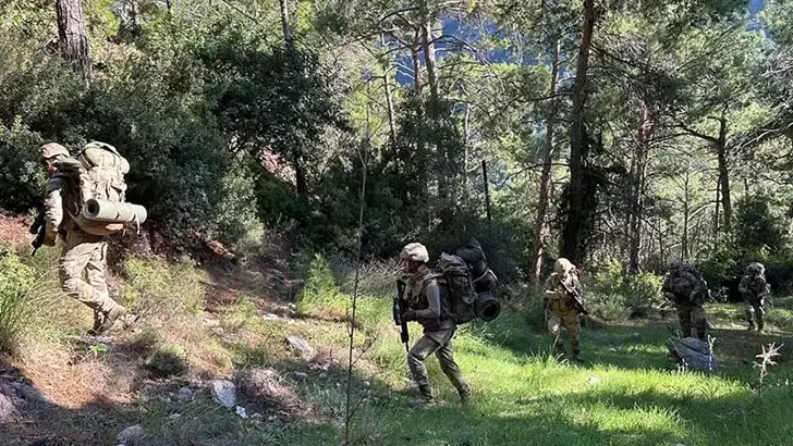 Helikopter destekli operasyonda 23 şüpheli yakalandı 6 6953cb31a322c59cc785c3c2