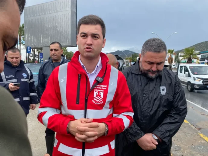 Tamer Mandalinci yağış bilançosunu açıkladı 20 baskan mandalinci sel ile ilgili sahada4 1764941546 scaled e1764942258574
