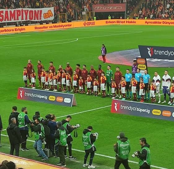 Şehidin çocukları, Galatasaray’ın onur konuğu oldu 15 images 1 1