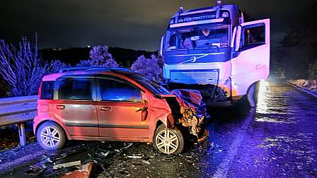 Tır ile otomobil kafa kafaya çarpıştı 6 milas ta korkutan kaza komur