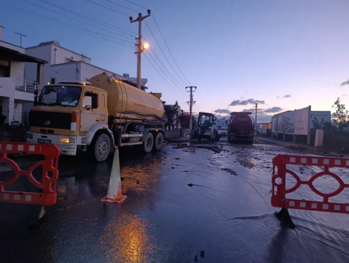 Turgutreis'te altyapı çalışması sırasında su borusu patladı 9 turgutreis icmesuyu patlama2 1765726205 scaled e1765740066720
