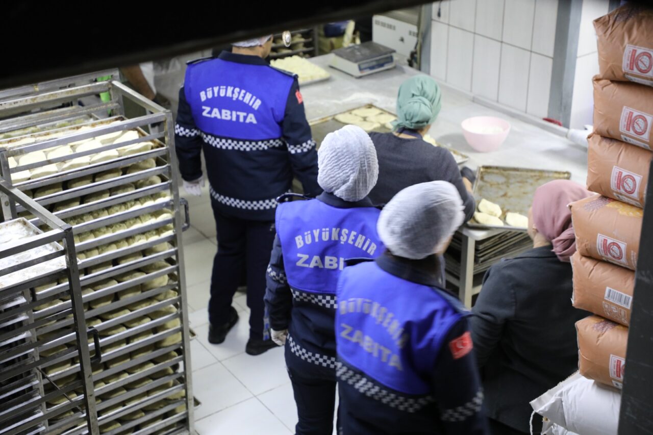 Gıda üretimi satışı yapılan işletmeleri denetlemeyi sürdürüyor 2 zabita denetim foto 3.jfif scaled