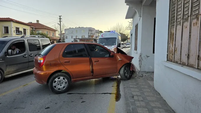 Otomobil Evin Duvarına Çarptı: 1 Kişi Yaralandı 3 20260119 175006 1768837528 aNiMpu e1768905551946