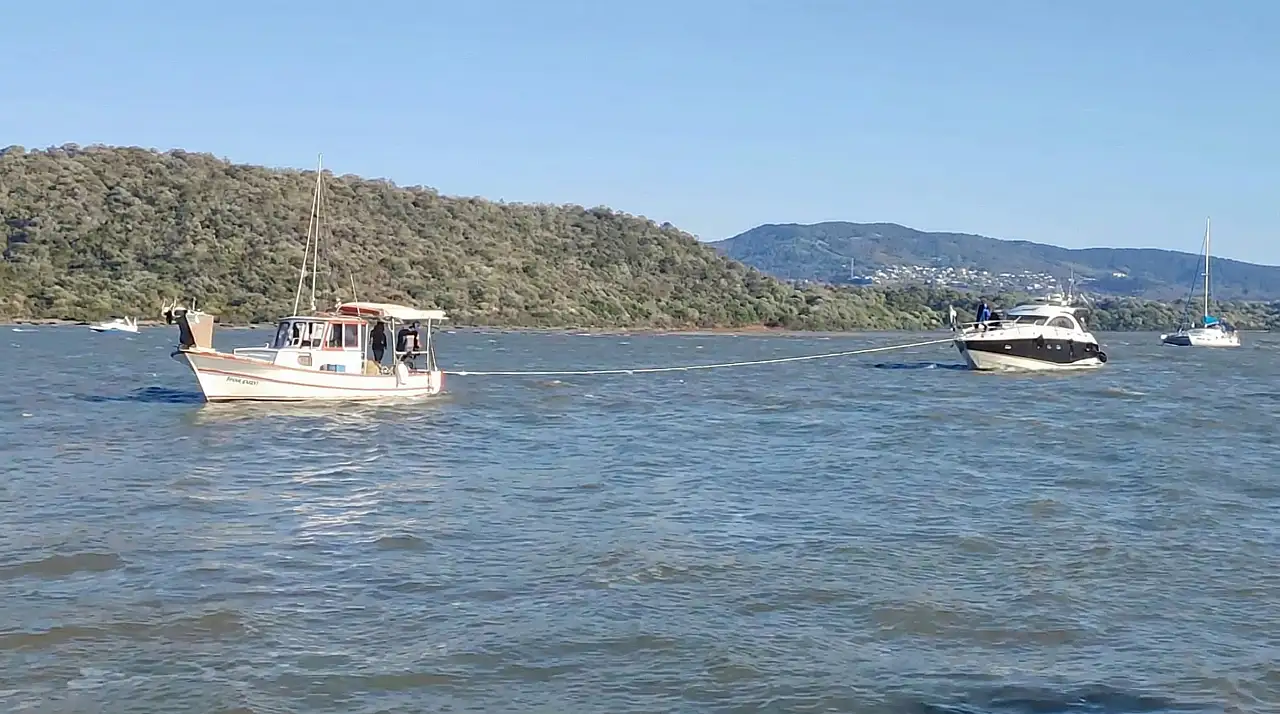 Halatı kopan yat açığa sürüklendi 7