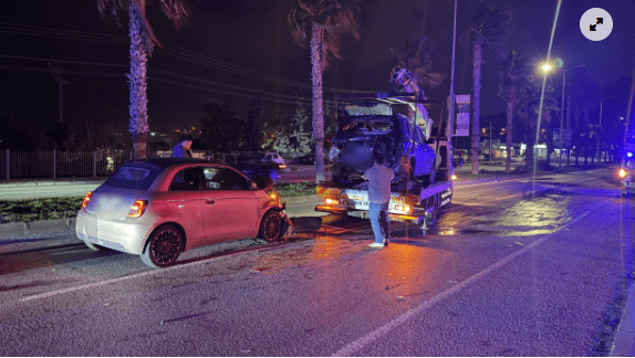 Caddeye Devrilen Elektrik Direği Feci Kazaya Sebep Oldu 16 5858555555