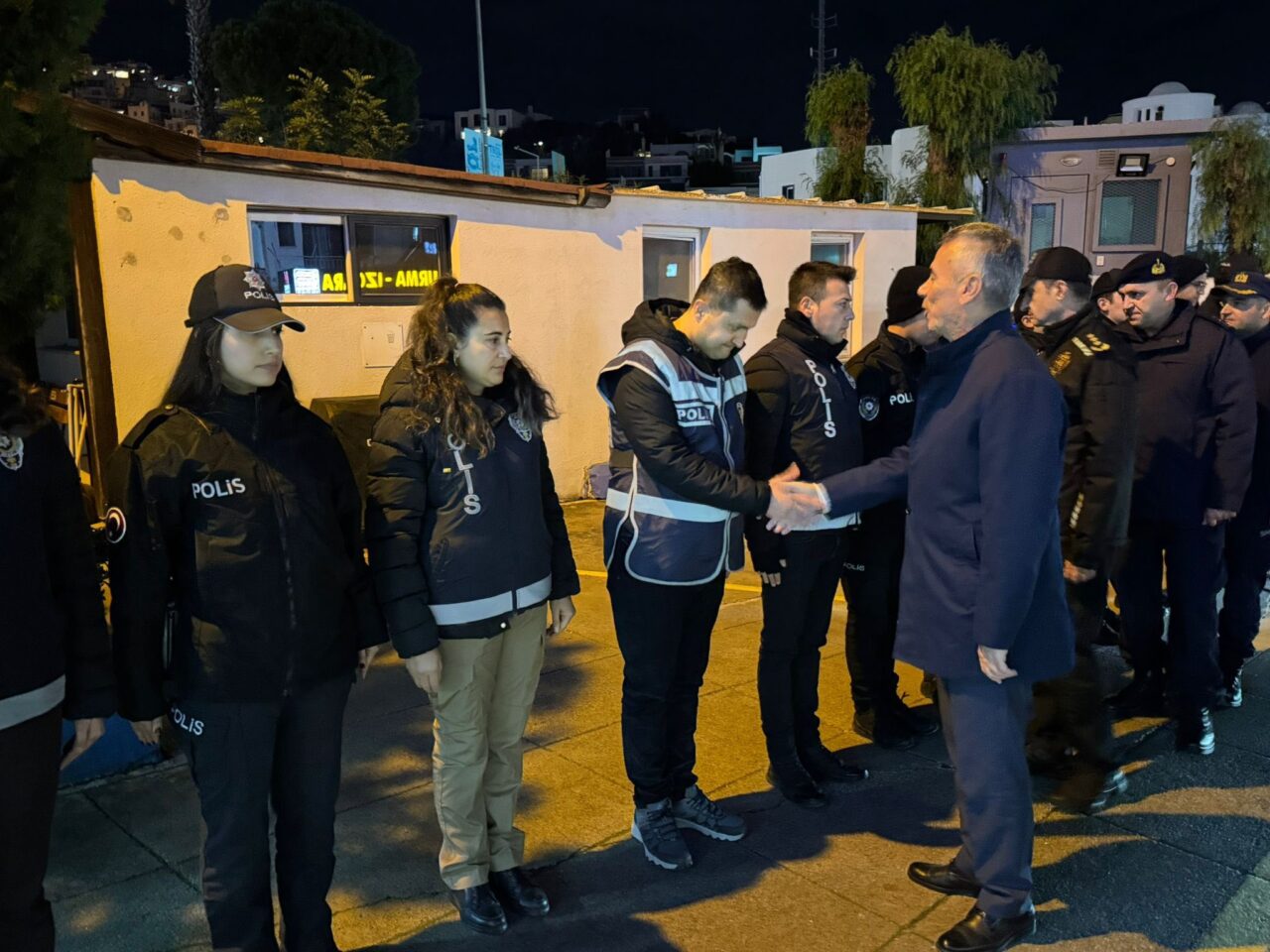 Kaymakamı Sırmalı Yılbaşı Gecesi Kolluk Kuvvetleri ne ziyaret 19 G9hZKrYWEAEVZvz scaled
