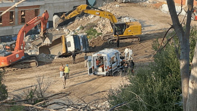 Manevra yaparken yan yattı sürücü yaralandı 5 indir scaled e1768677751465