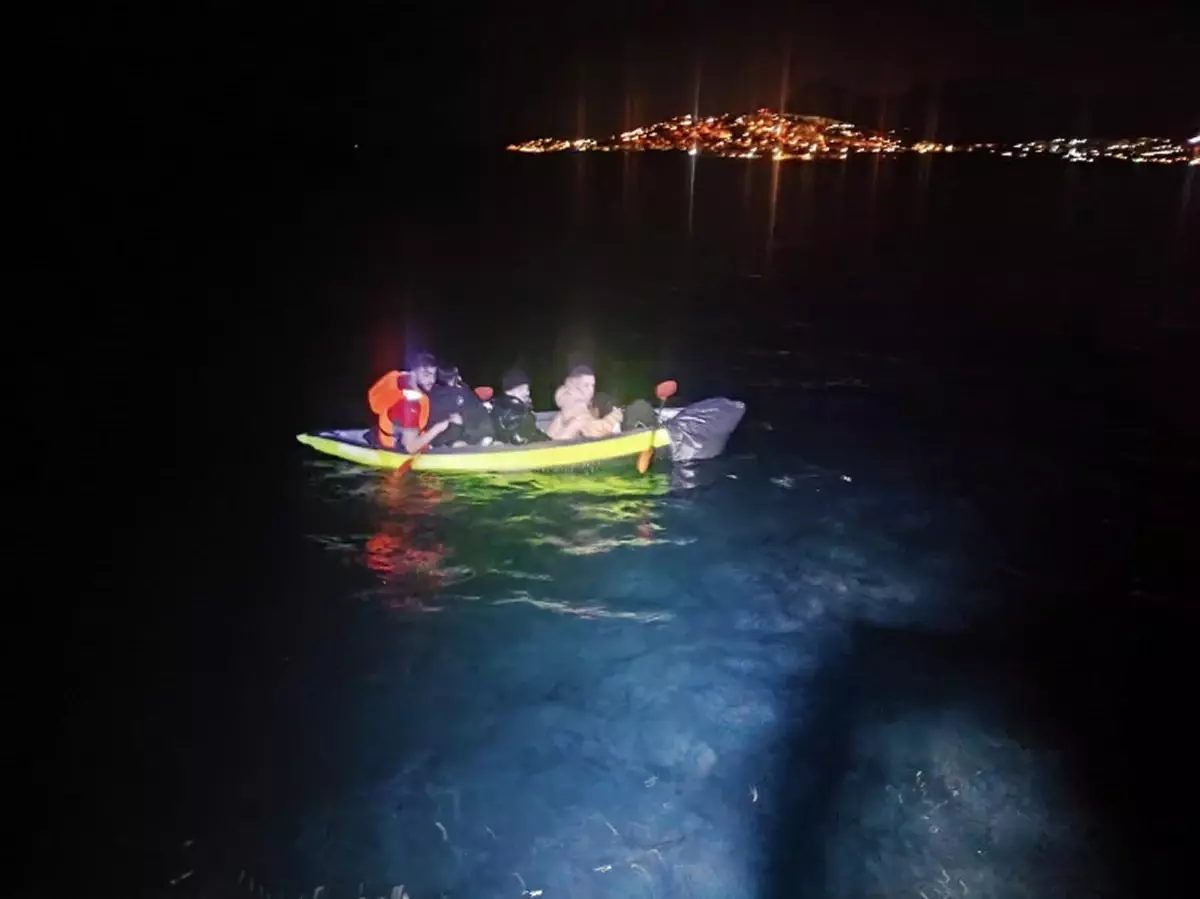 Kanoyla kaçarken yakalandılar 7 kanoyla kacarken yakalandilar 19473232 amp