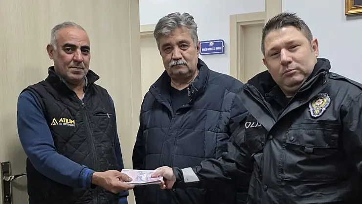 Emekli öğretmen sokakta bulduğu parayı sahibine teslim etti 16 milas ta insanlik olmemis dedi 1767806482 BaonhH