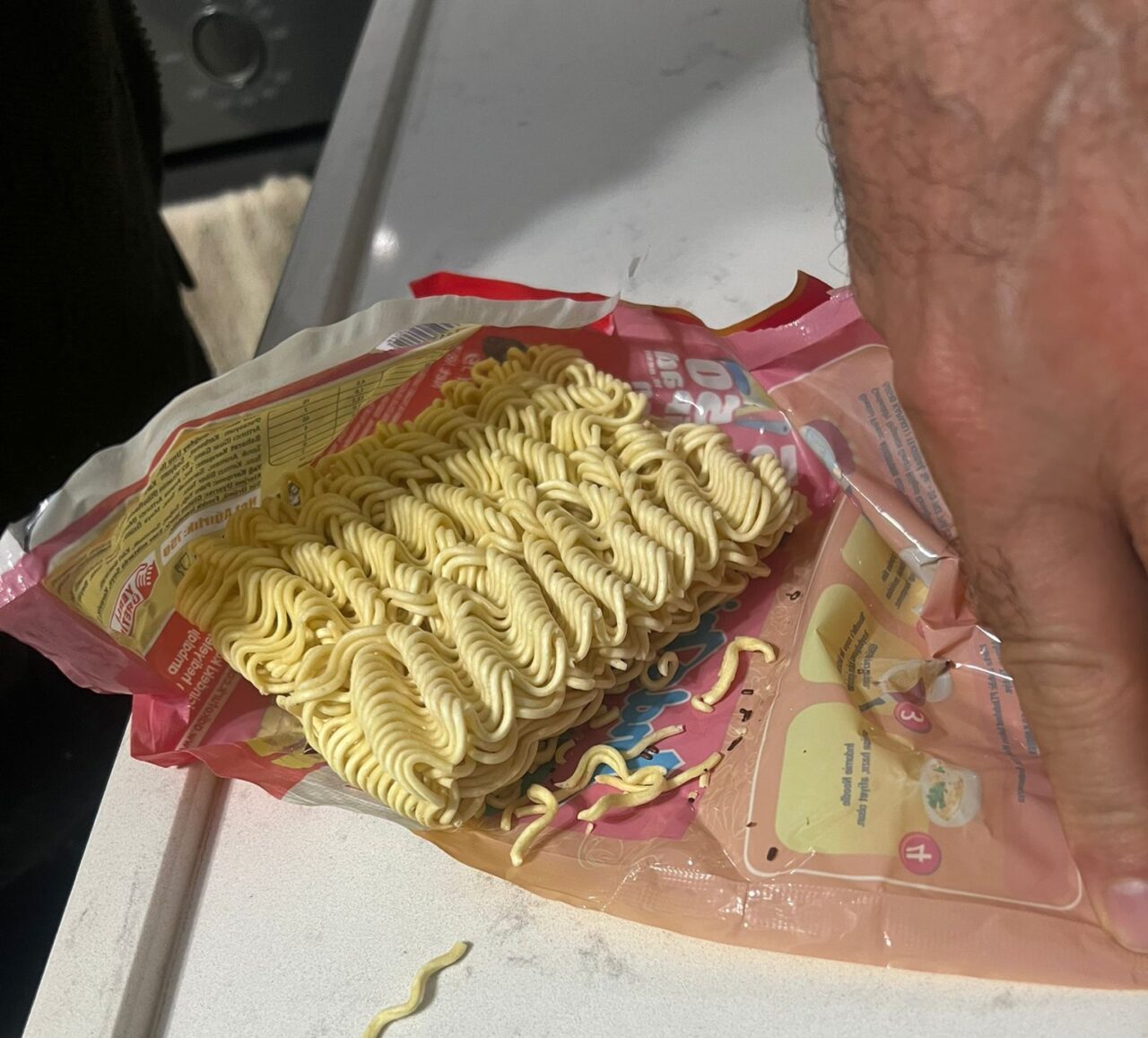 Bodrum'da Süper Marketten Aldığı Noodle Paketinden Böcek Çıktı 2 IMG 20260227 WA0038 scaled