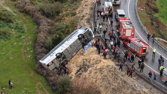 antalya da yolcu otobusu devrildi 8 kisi oldu 26 kisi yaralandi e1769983860647