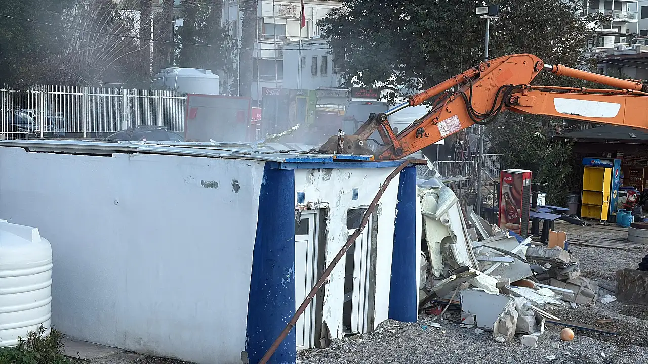 Kumbahçe 'de kaçak yapılar yıkıldı, plaj ve denizde temizlik yapıldı 11 whatsapp image 2026 02 10 at 152104 1770729518 RHUoM0