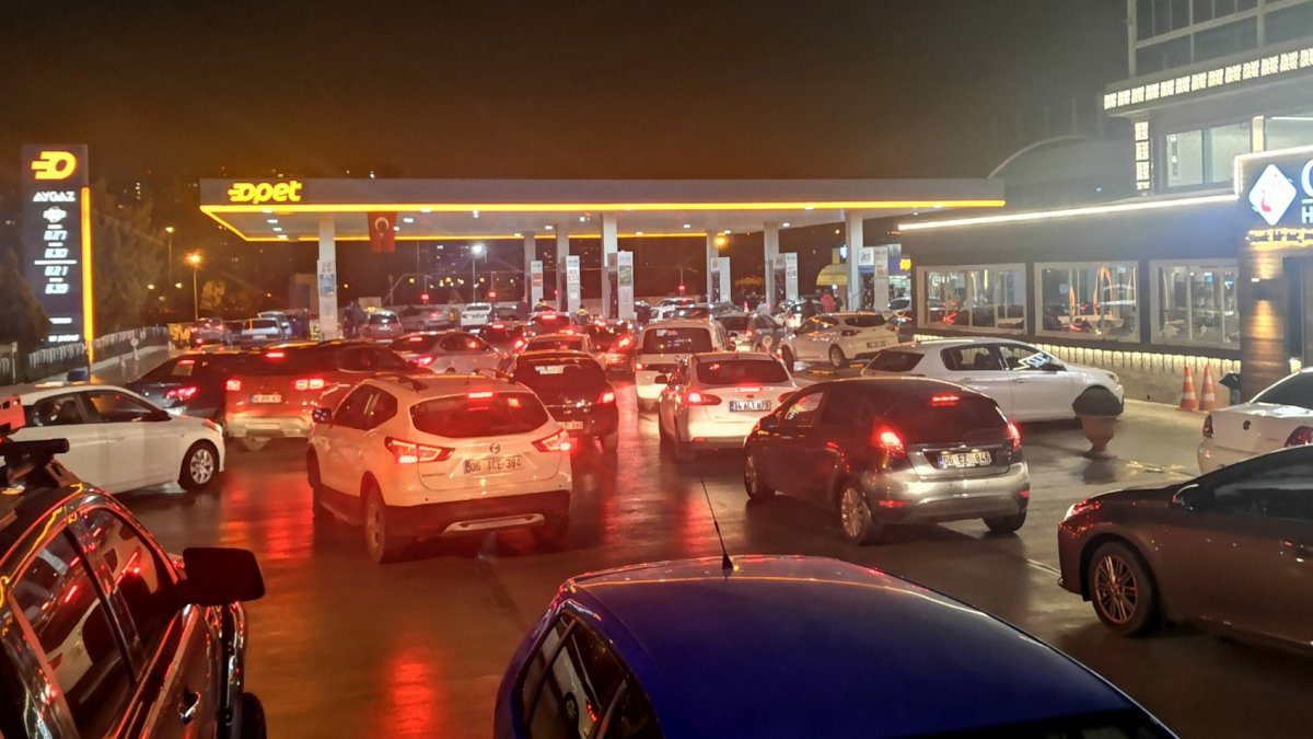 Zam geri çekildi istasyonlarda yoğunluk yaşandı 16 1404375