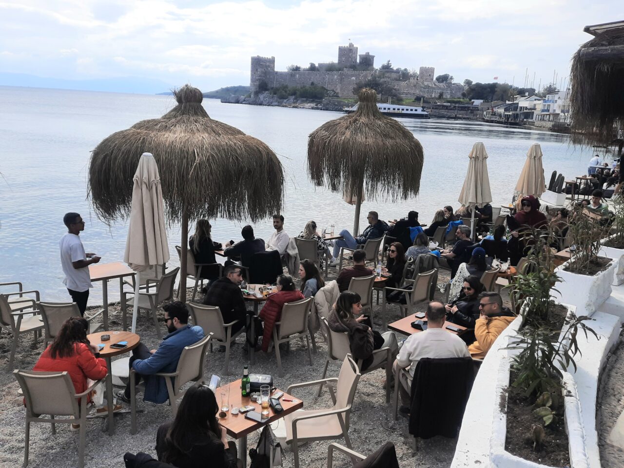 Bayramın 2 gününde sahil kenarlarında yoğunluk oluştu 2 20260321 153852 scaled