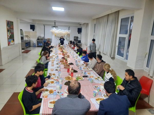 BODRUM'DA İLK DEFA ANNE ELİ İFTAR YEMEĞİNDE BULUŞTULAR 4 40fec2d5 fc58 4878 972f 765da9f3eb65