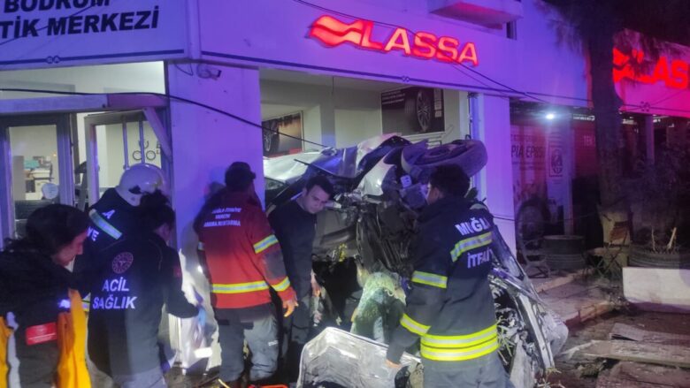 Üç Takla Atıp İşletmeye Dalan Araçta 3 Kişi Yaralandı 2 8c48c60c 8ab2 4a83 86d7 245a6a4d9a25 scaled e1772973896970