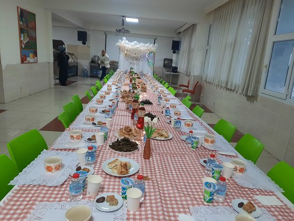 BODRUM'DA İLK DEFA ANNE ELİ İFTAR YEMEĞİNDE BULUŞTULAR 3 94bbc462 b919 4d83 b001 b29826644fa4