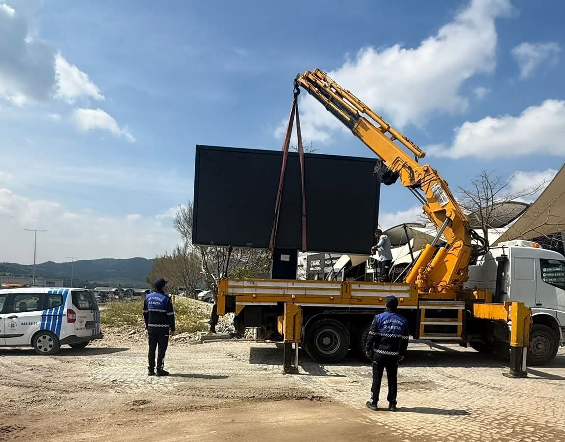 İzinsiz ve süresi dolmuş reklam tabelaları kaldırılıyor 5 FB IMG 1774866712457