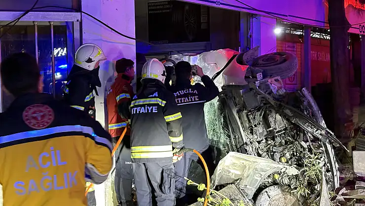 Üç Takla Atıp İşletmeye Dalan Araçta 3 Kişi Yaralandı 19 bodrum da kontrolden cikan oto 1772923966 sZfU82
