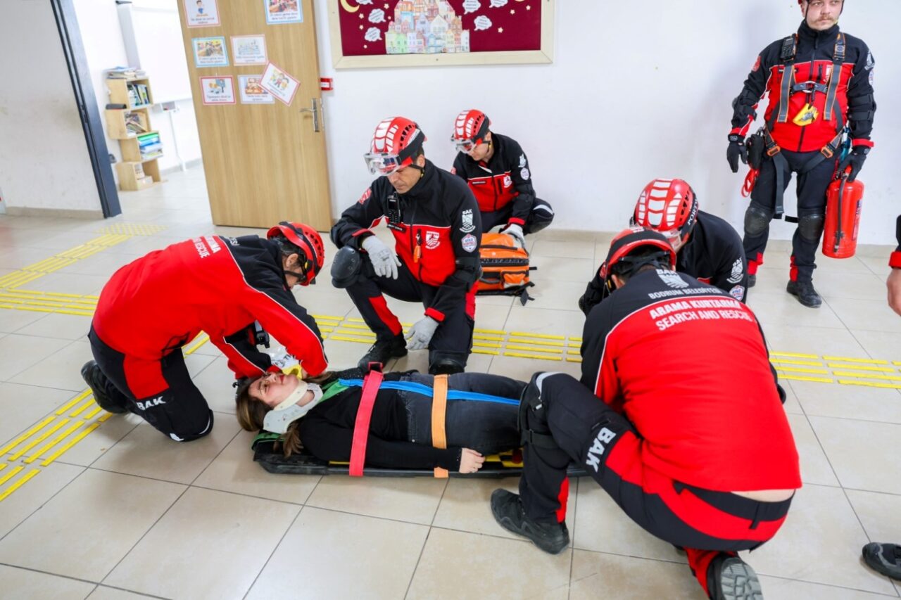 Deprem Haftası Kapsamında Okullarda Tatbikat Yapıldı 11 bodrum belediyesi deprem haftasi kapsaminda okullarda tatbikat yapildi 17 scaled