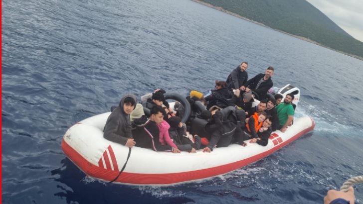 24 Düzensiz Göçmen (Beraberinde 16 Çocuk) ve 2 Göçmen Kaçakçısı Yakalandı 2 69e8ab05ce3eb91b24a193f2 5