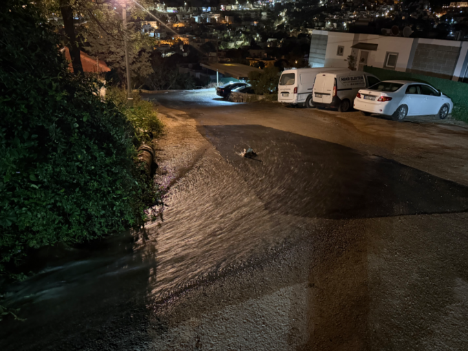 Umurça'da su borusu patladı sokak ve bahçeler suyla doldu 18 img 1776541346 scaled e1776504812894
